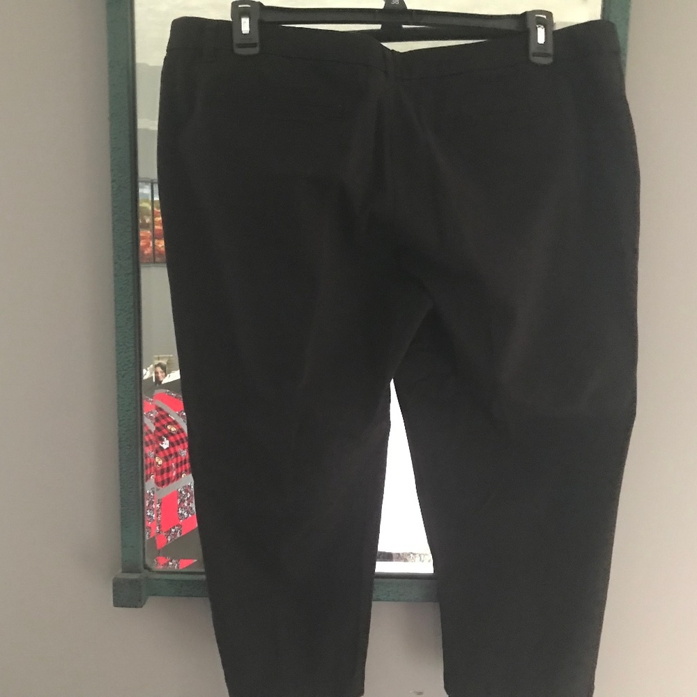 Black capris. Size 16